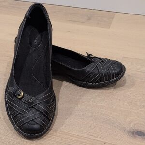 Clarks Chic Black  Leather Loafers with Stitch Detailing. Size 9.5